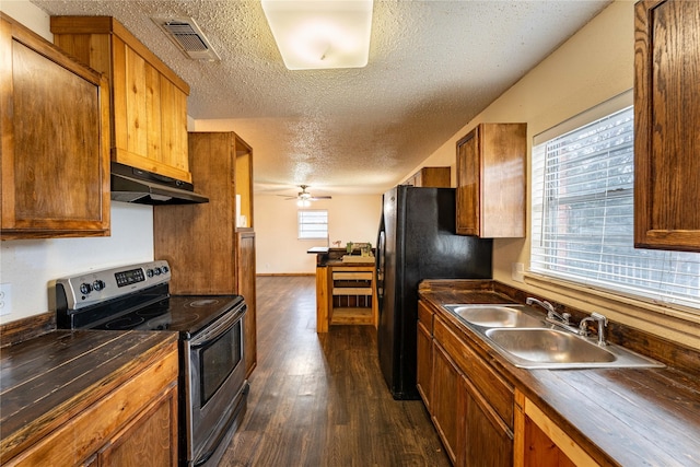 kitchen with sink, dark hardwood / wood-style flooring, electric range, black fridge, and a textured ceiling