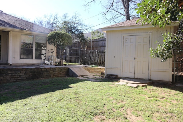 view of yard featuring a shed