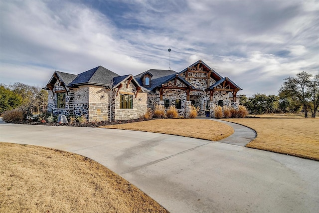 view of front of property featuring a front lawn