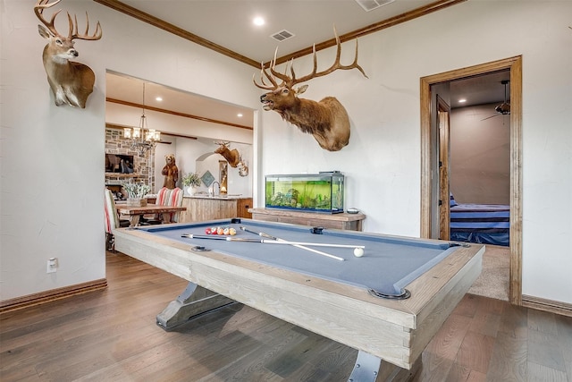 playroom featuring crown molding, billiards, ceiling fan, and hardwood / wood-style floors