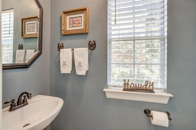 bathroom featuring sink