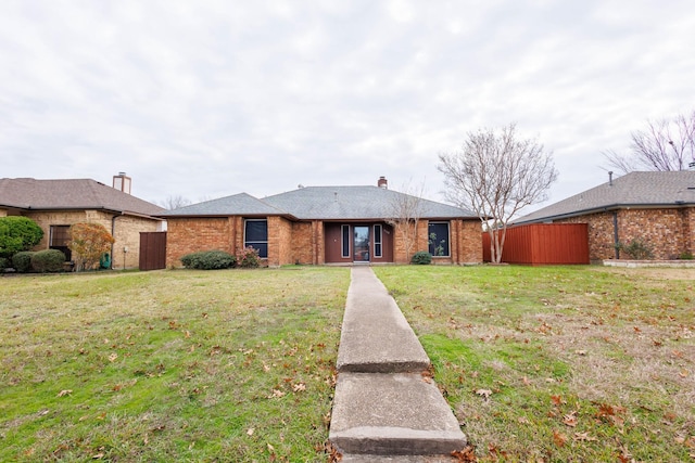 view of front of house featuring a front lawn