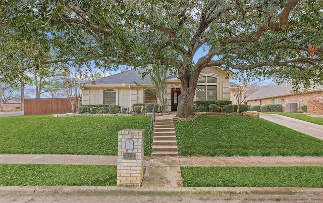 view of front facade with a front yard