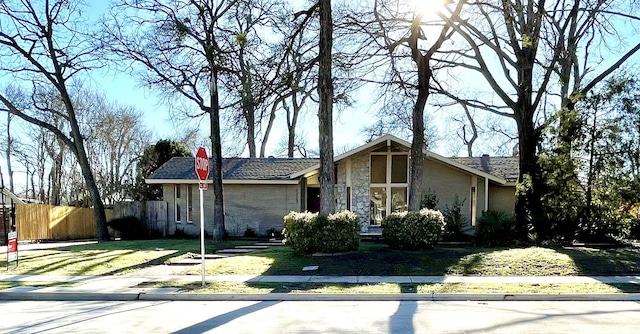 single story home with a front lawn