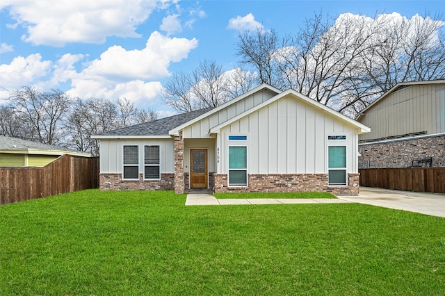 view of front of house featuring a front lawn