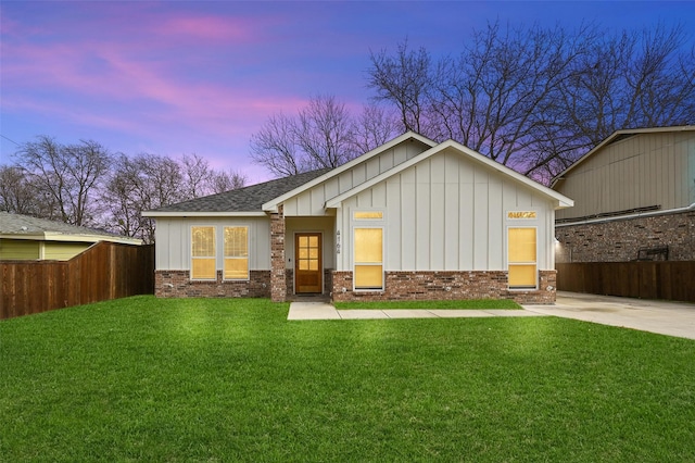 view of front of home featuring a yard