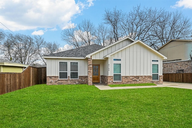 view of front of house featuring a front yard