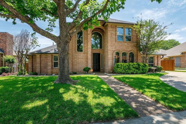 view of front of property featuring a front yard