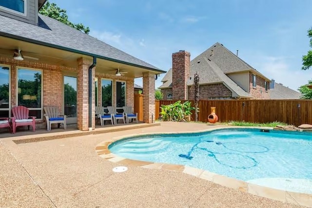 view of swimming pool with a patio area and ceiling fan