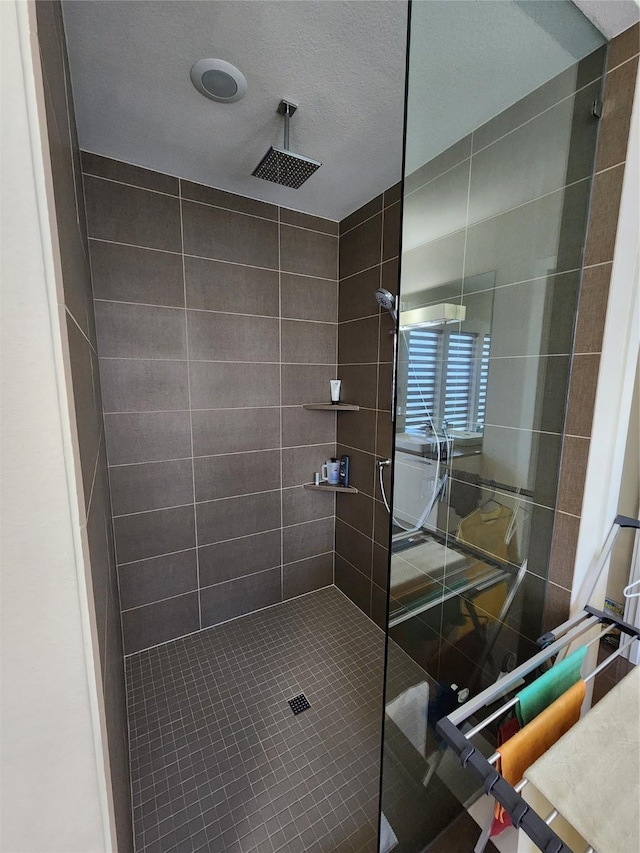 bathroom featuring tiled shower