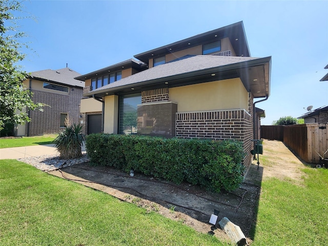 view of front facade featuring a front yard