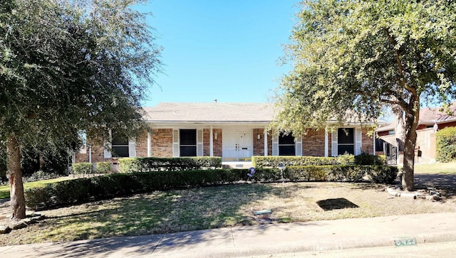 single story home featuring a front lawn