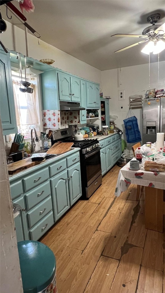 kitchen featuring sink, stainless steel appliances, ceiling fan, and light wood-type flooring