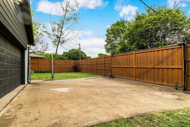 view of yard with a garage