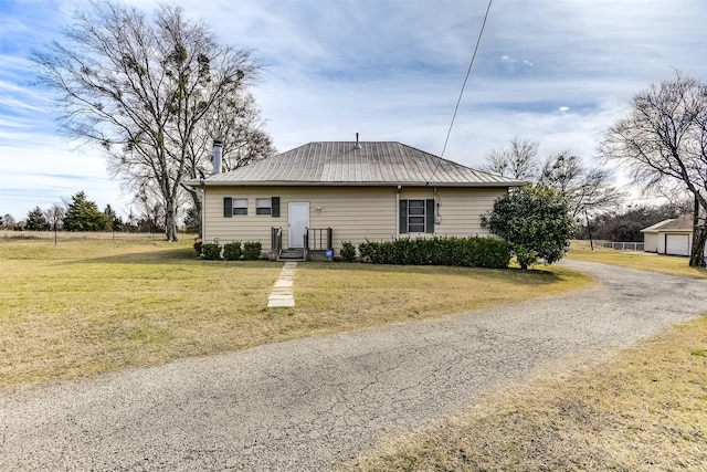 view of front of property featuring a front yard