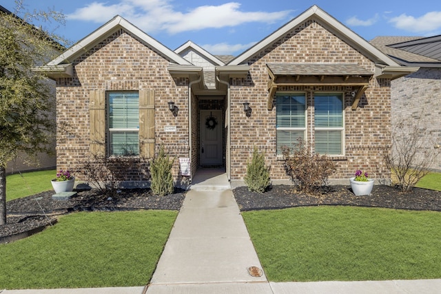 view of front of property featuring a front yard