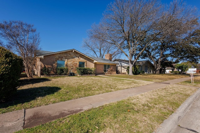 ranch-style house featuring a front yard