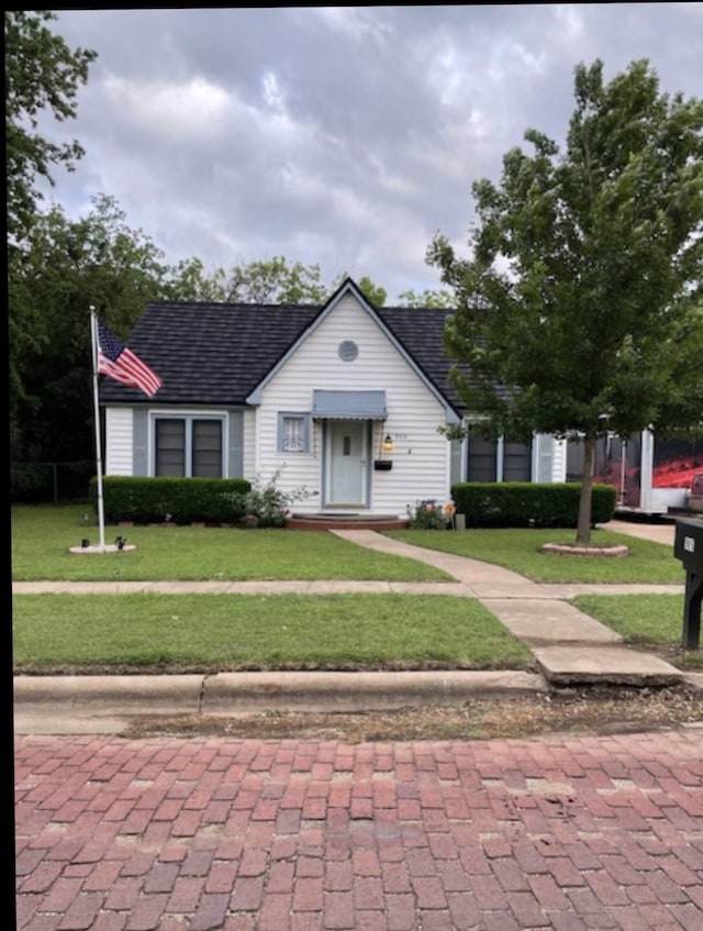 view of front of property with a front lawn