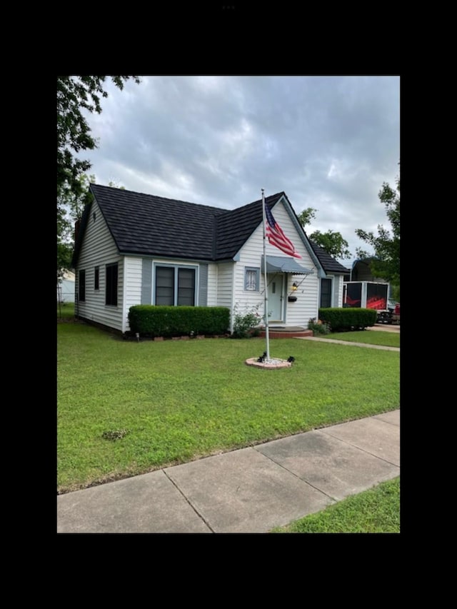 view of front of property with a front lawn