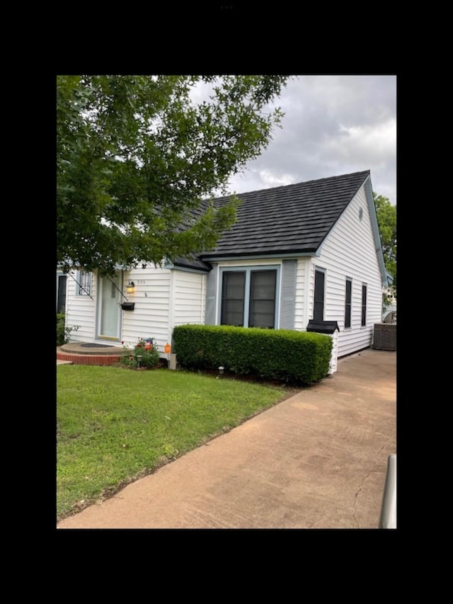 view of front of property with a front yard