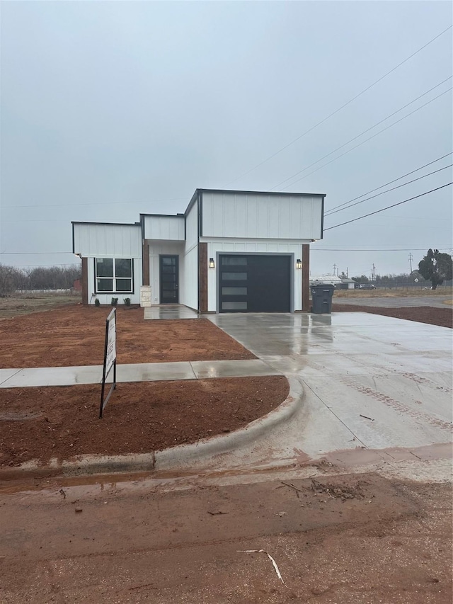 view of front facade featuring a garage