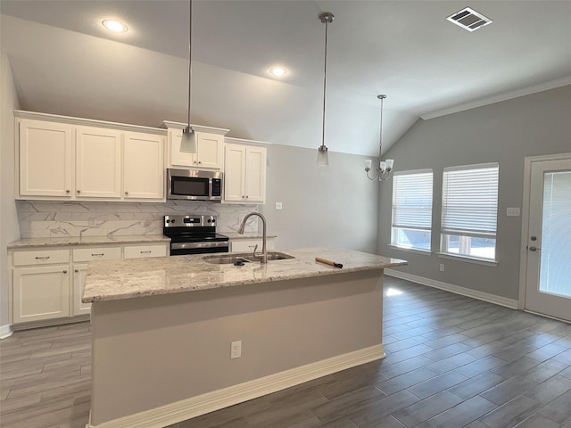 kitchen with sink, appliances with stainless steel finishes, white cabinetry, a kitchen island with sink, and decorative light fixtures