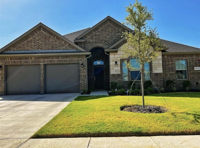 view of front facade featuring a garage and a front yard