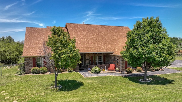 view of front of house featuring a front lawn