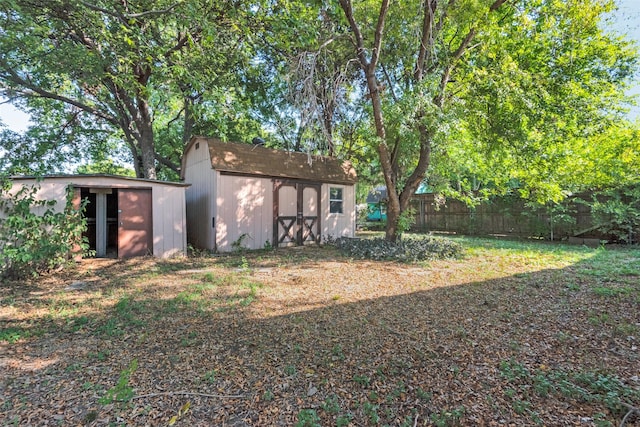 view of yard with a storage shed