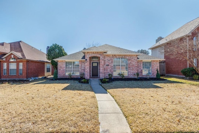 view of front of property featuring a front lawn