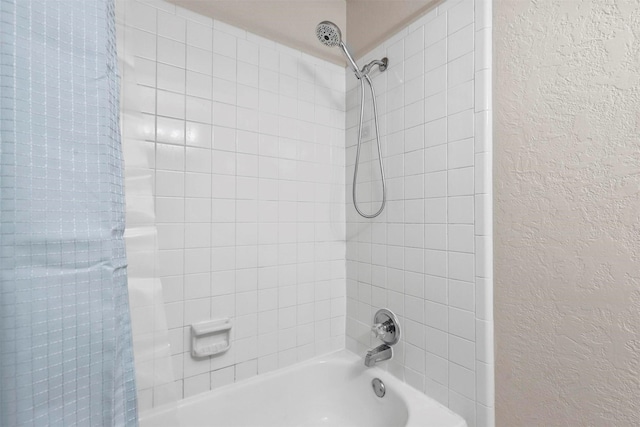 bathroom with tiled shower / bath combo