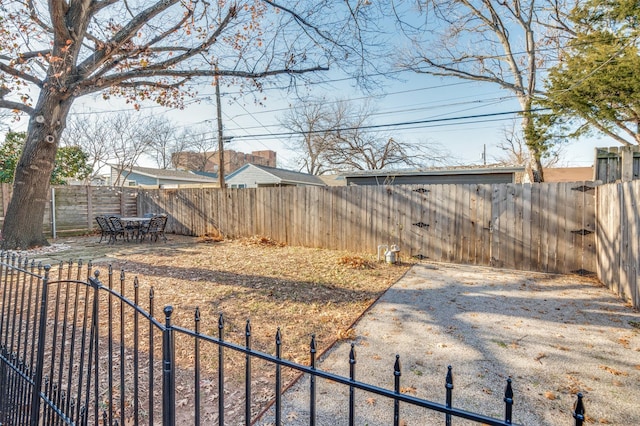 view of yard featuring a patio area