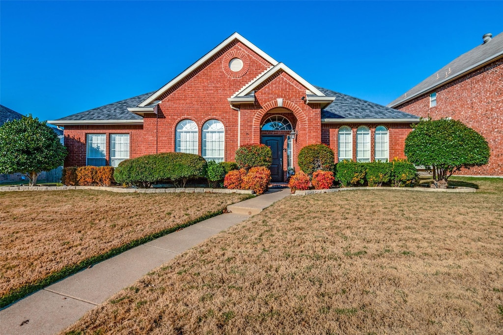 view of front facade featuring a front lawn