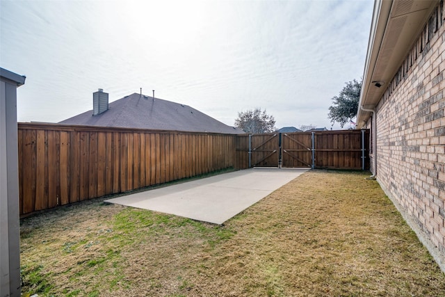 view of yard featuring a patio