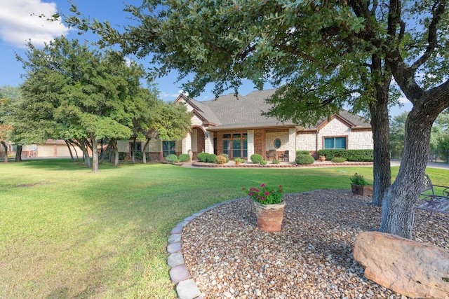 view of front of house featuring a front lawn