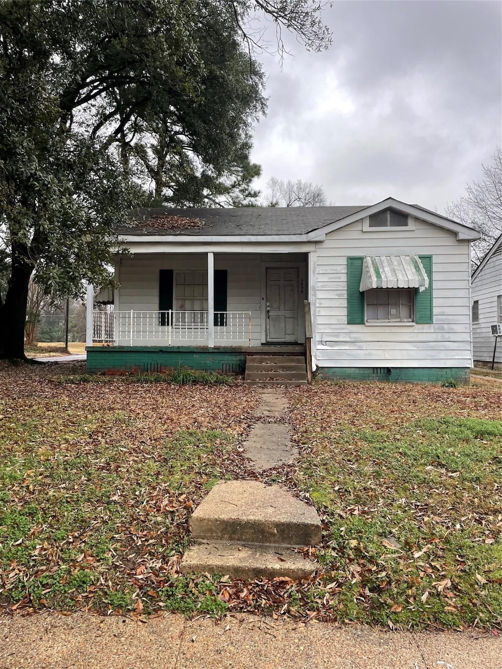 view of front of home featuring covered porch