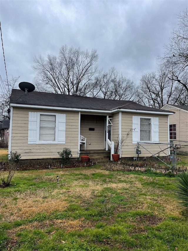 view of front of property featuring a front lawn