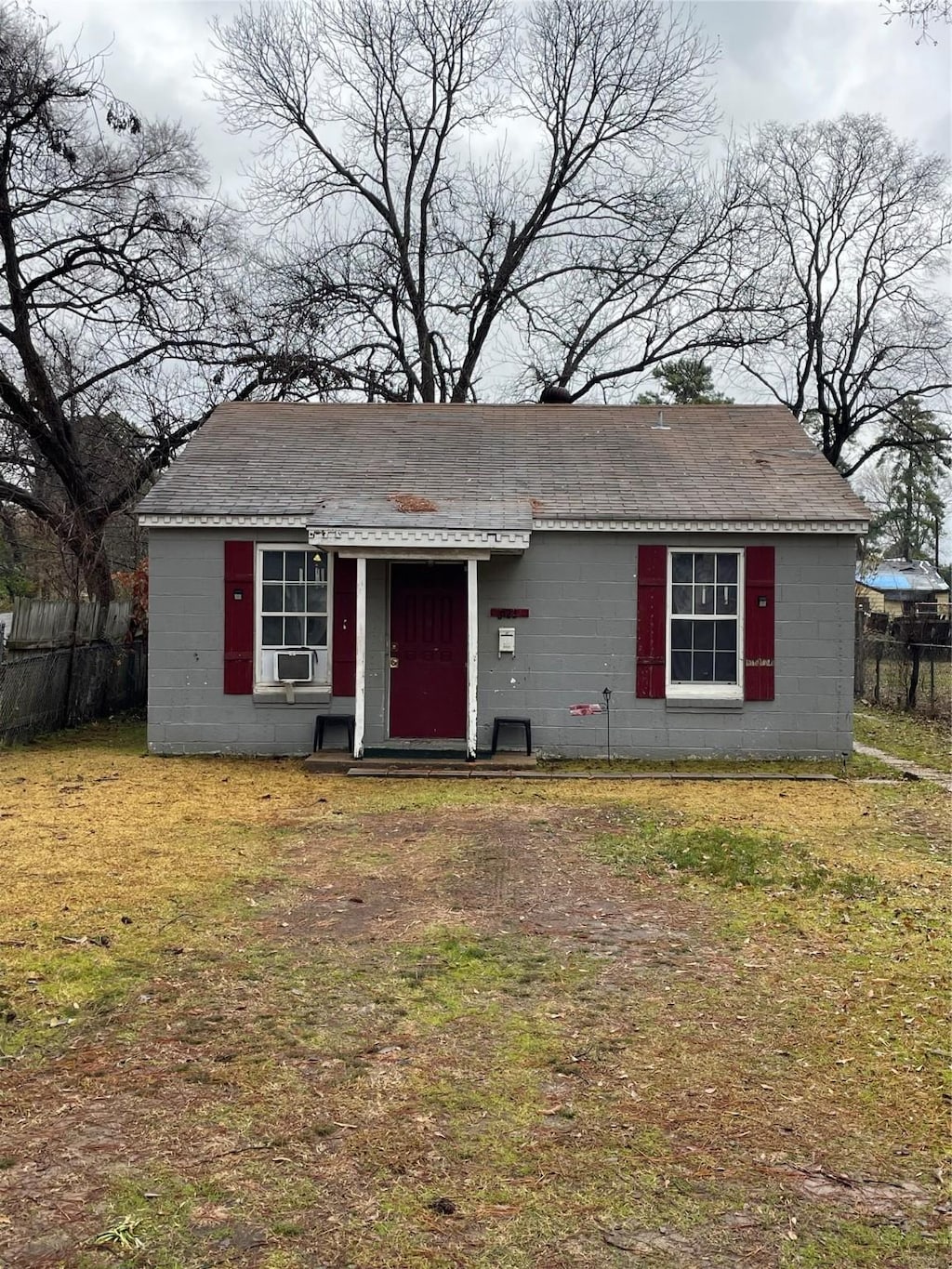 view of front of house featuring cooling unit and a front yard