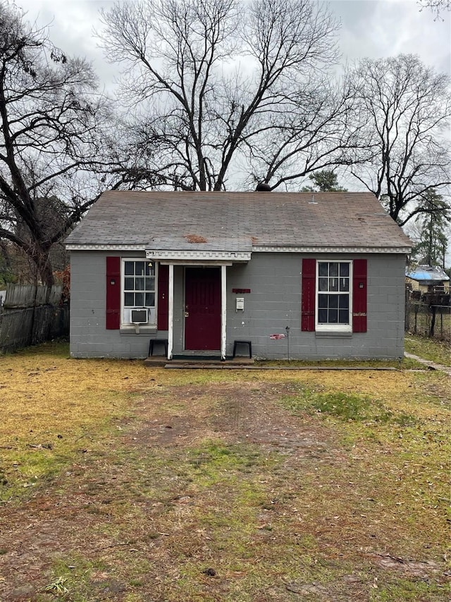 view of front of house featuring cooling unit and a front yard