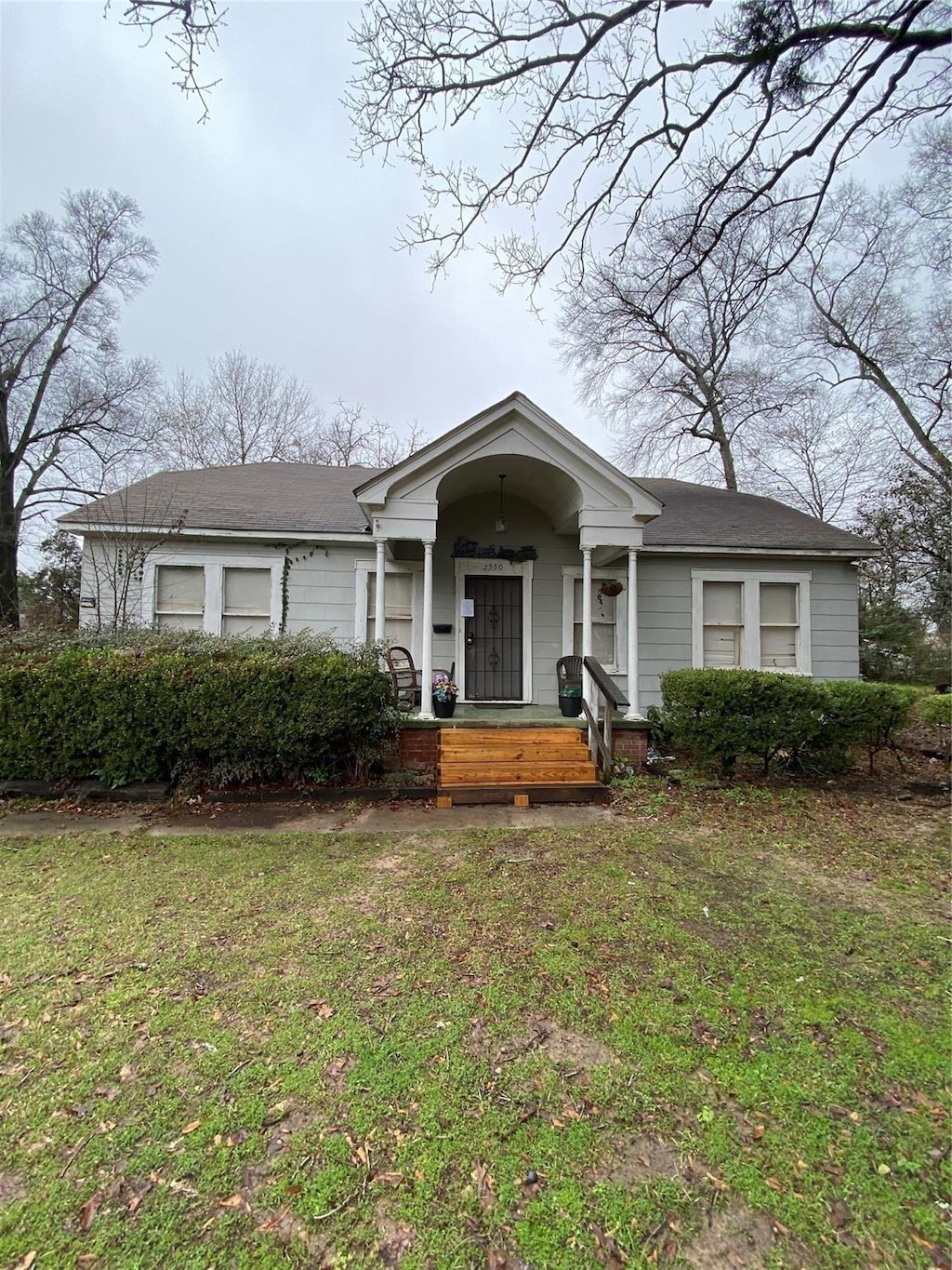 view of front of house with a front lawn