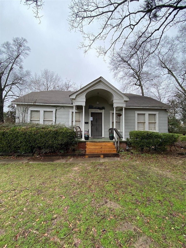 view of front of house with a front lawn