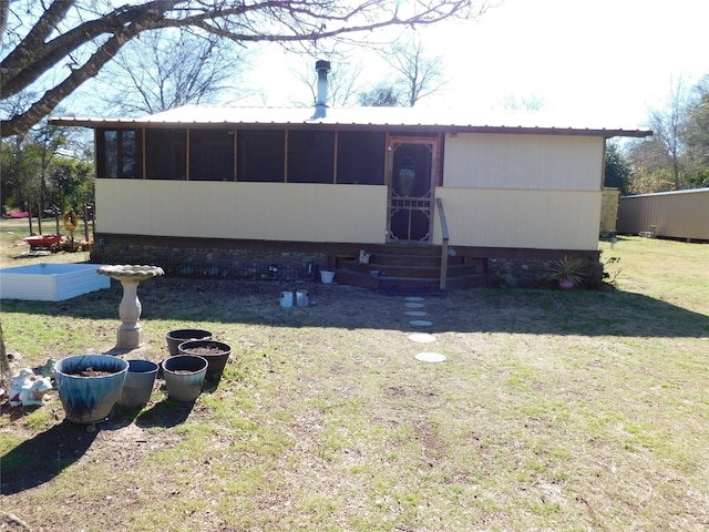 view of front of home featuring a front lawn