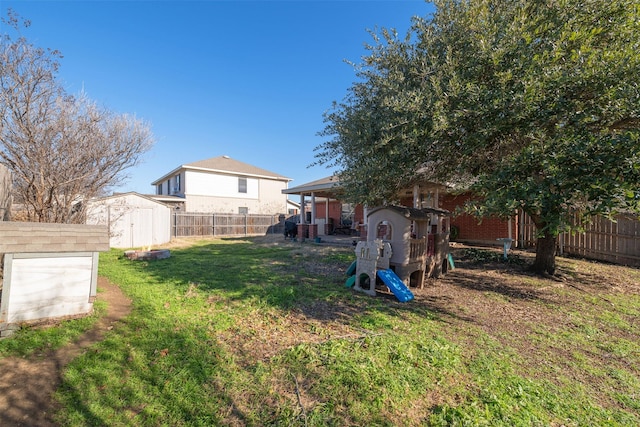 view of yard featuring a storage unit