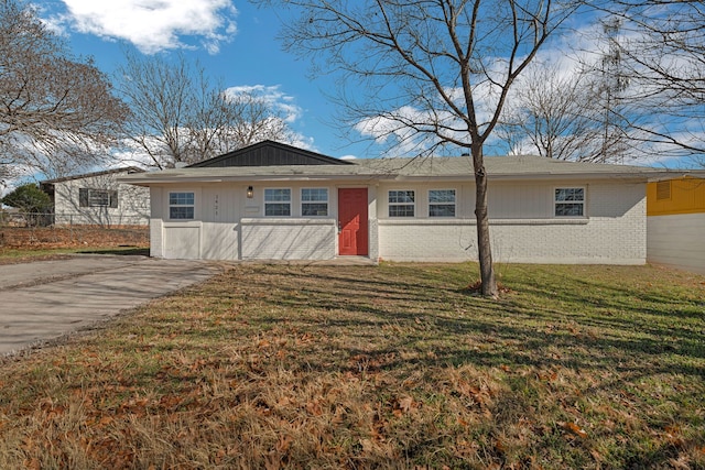 view of front of home with a front lawn