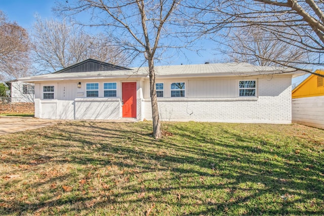 single story home featuring a front yard