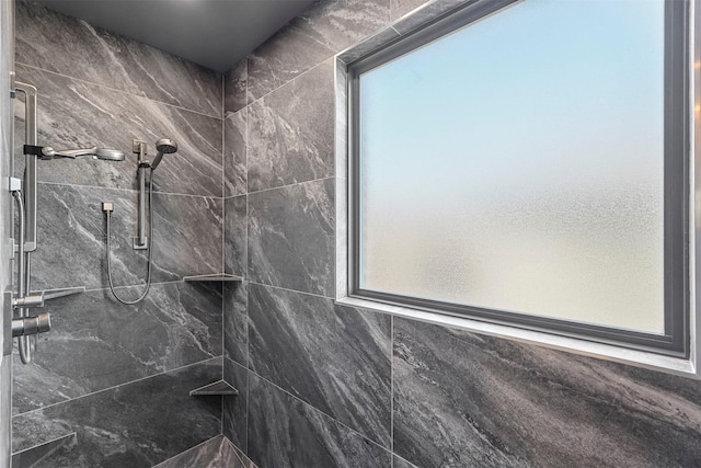 bathroom featuring tiled shower