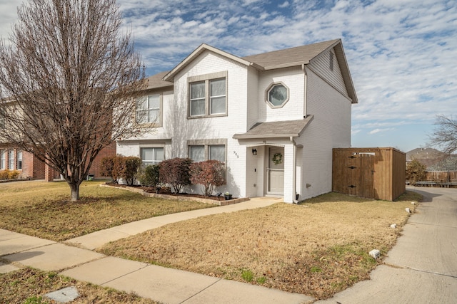 view of front of property featuring a front yard