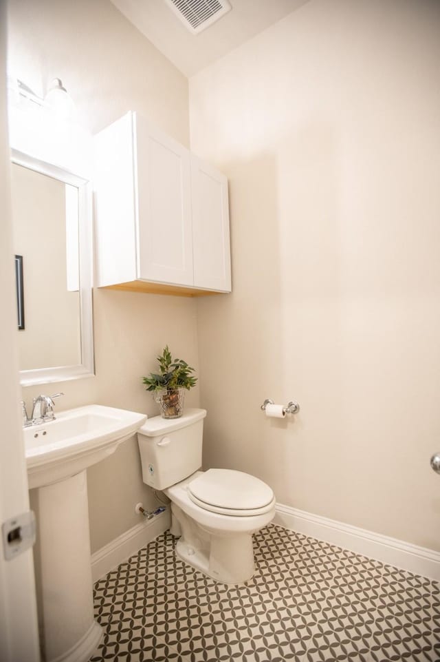 bathroom featuring toilet and sink