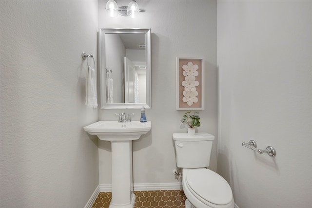 2813 Garrison Dr, Melissa, TX 75454 - half bathroom featuring toilet, baseboards, and a sink