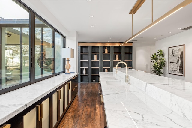 bar featuring a sink, dark wood finished floors, and recessed lighting